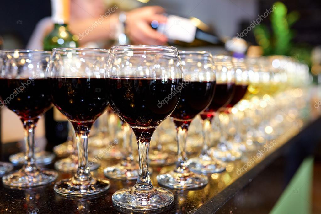 /pic/uploaded/depositphotos_124227796-stock-photo-wine-glasses-on-a-buffet_(1).jpg